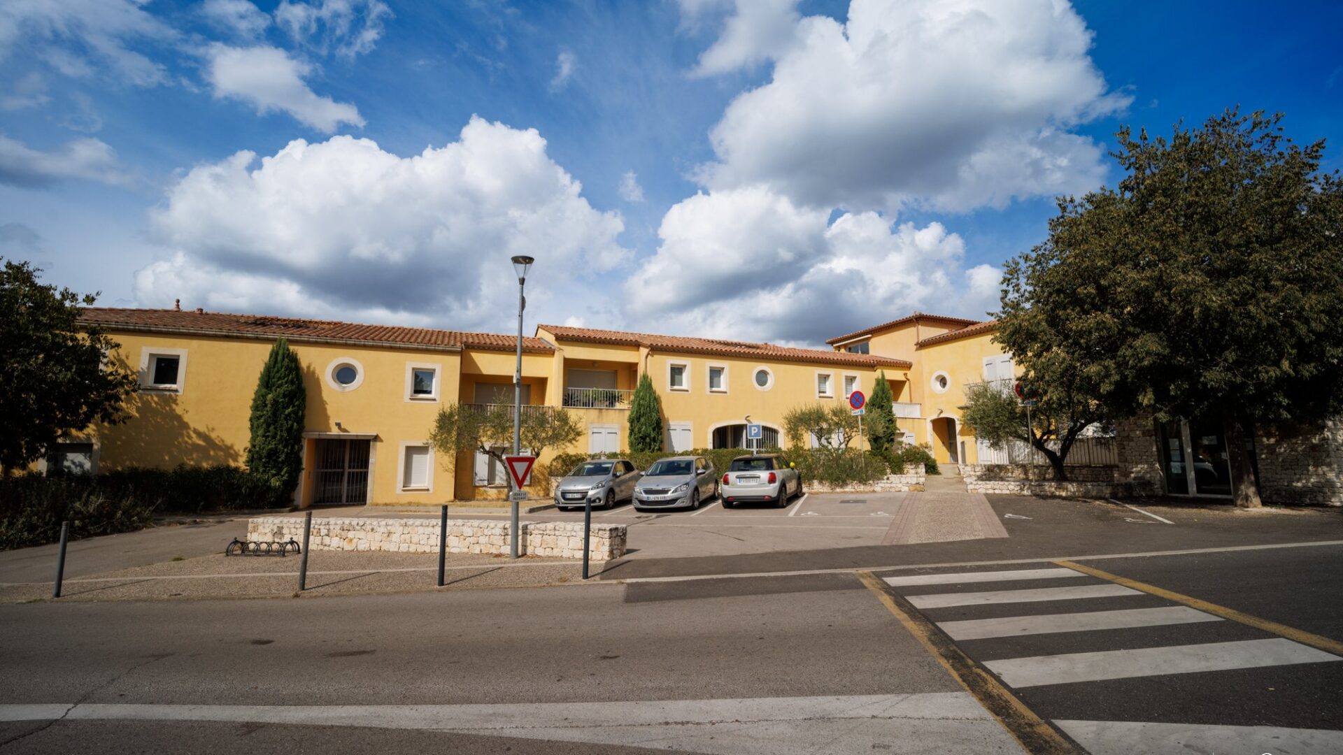 Commerces et parking à Poulx