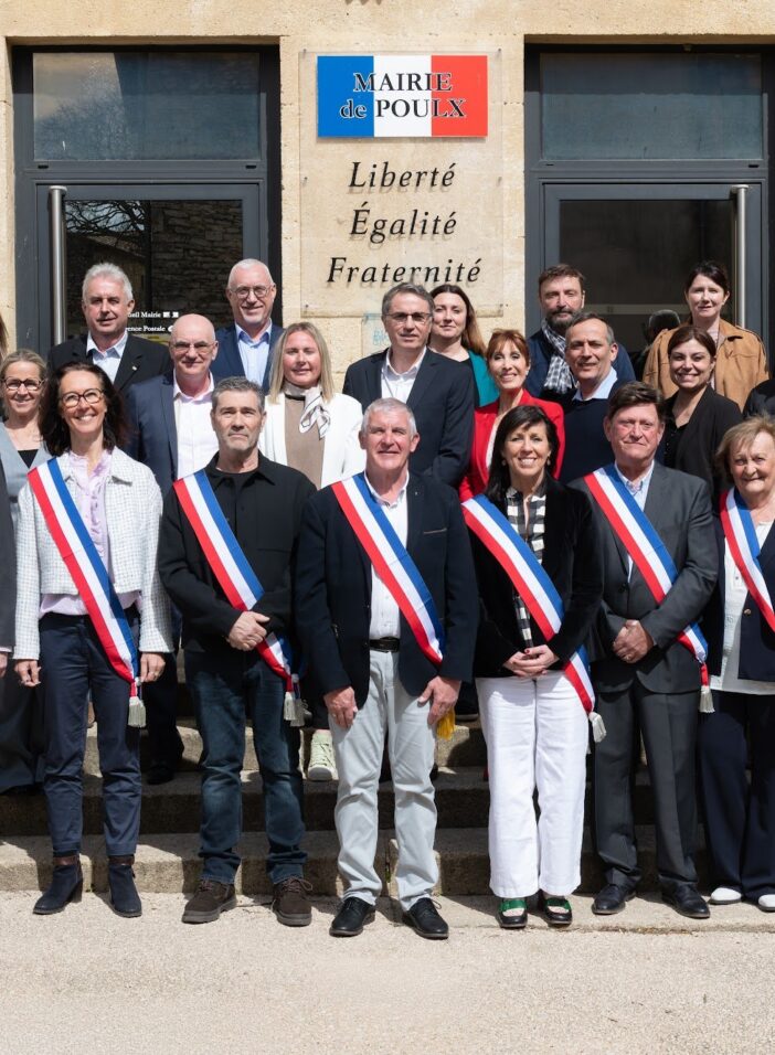 Le conseil municipal devant la mairie, Poulx