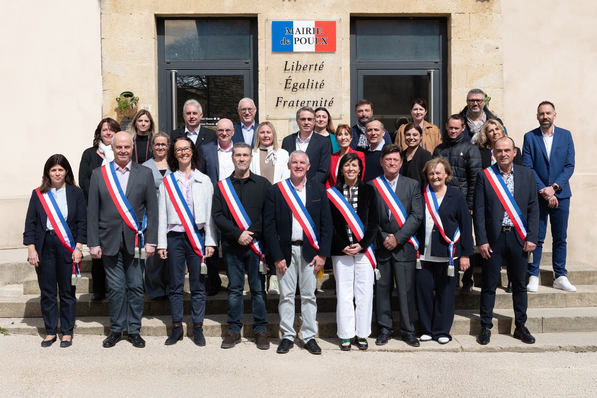 Le conseil municipal devant la mairie, Poulx