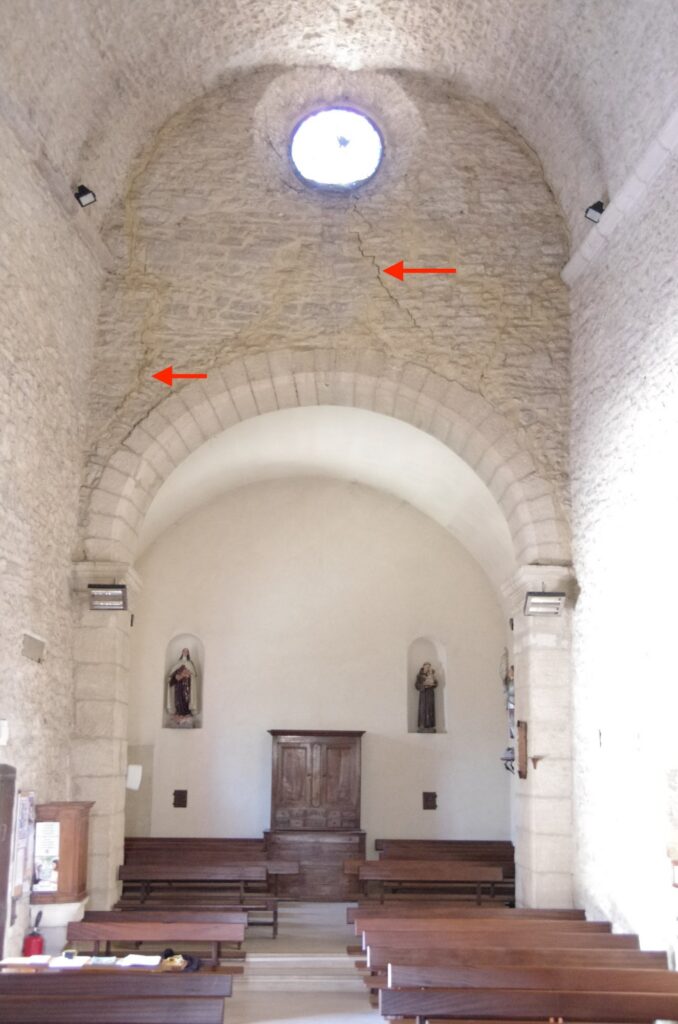 Intérieur de l'église, fissures relevées, Poulx