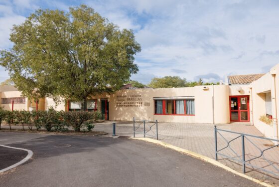 Entrée de l'école primaire à Poulx