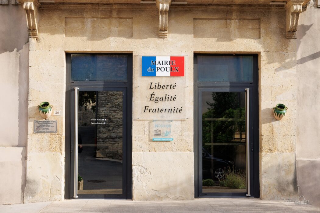 Entrée principale de la mairie à Poulx