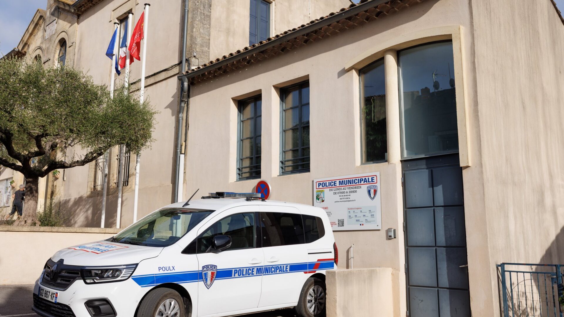 Entrée de la police municipale à Poulx