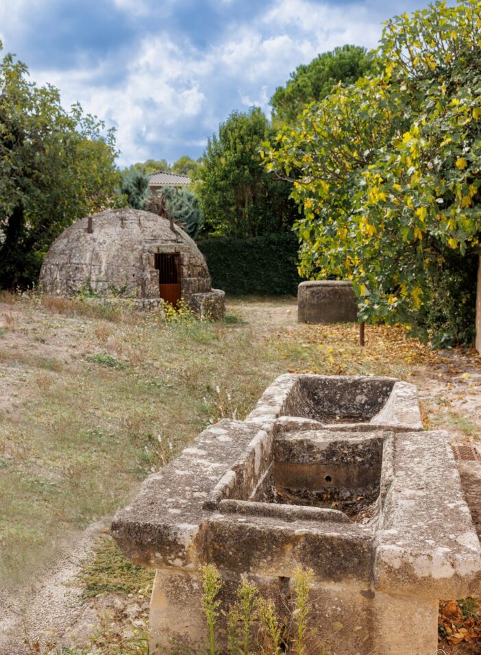 Lavoir et puits vieux à Poulx